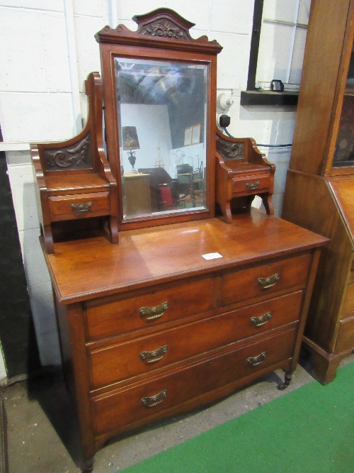 Mahogany 2 over 2 chest of drawers on castors, 108cms x 49cms x 82cms. Estimate £30-50.