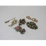 4 brooches, a pair of pink pearl earrings & a hat pin. Estimate £5-10.