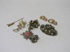 4 brooches, a pair of pink pearl earrings & a hat pin. Estimate £5-10.