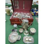 Boxed part canteen of silver plate cutlery & a qty of other silver plate. Estimate £30-40.