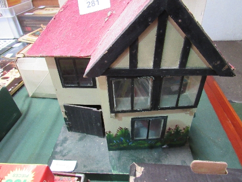 Dolls house & contents. Estimate £5-10.