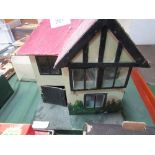 Dolls house & contents. Estimate £5-10.