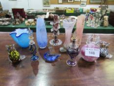 12 various glass ornaments. Estimate £20-30.