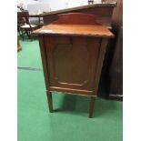 Unusual mahogany purdonium on legs with liner, 46cms x 86cms x 35cms. Estimate £20-40.