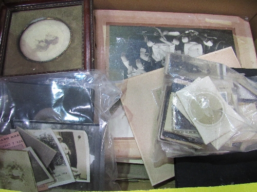 A collection of Victorian & Edwardian photographs. Estimate £40-50.