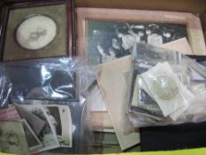 A collection of Victorian & Edwardian photographs. Estimate £40-50.