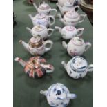 11 reproduction miniature teapots. Estimate £10-20.