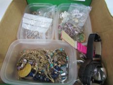 Qty of costume jewellery & 7 wristwatches. Estimate £20-30.