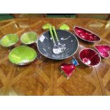 11 pieces of Azeti tableware in lime & red colour. Estimate £30-50.