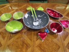 11 pieces of Azeti tableware in lime & red colour. Estimate £30-50.