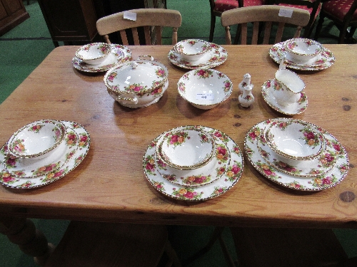 Qty of Royal Albert 'Old Country Roses' dinner ware, approx. 30 pieces. Estimate £100-120.