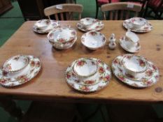 Qty of Royal Albert 'Old Country Roses' dinner ware, approx. 30 pieces. Estimate £100-120.