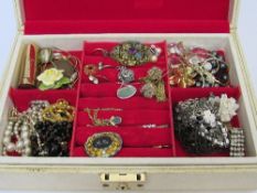 Qty of costume jewellery. Estimate £20-40.