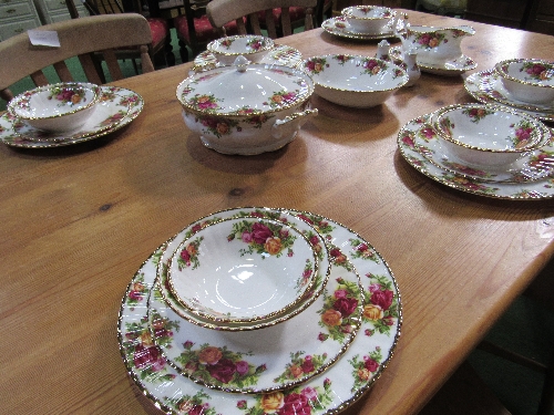 Qty of Royal Albert 'Old Country Roses' dinner ware, approx. 30 pieces. Estimate £100-120. - Image 3 of 5