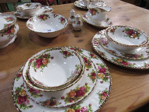 Qty of Royal Albert 'Old Country Roses' dinner ware, approx. 30 pieces. Estimate £100-120. - Image 2 of 5