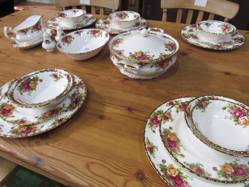 Qty of Royal Albert 'Old Country Roses' dinner ware, approx. 30 pieces. Estimate £100-120. - Image 4 of 5