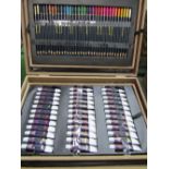 Boxed 125 piece art set. Estimate £15-30.