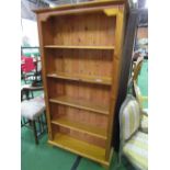 Pine open bookcase with 4 shelves, 91cms x 30cms x 182cms. Estimate £30-50.