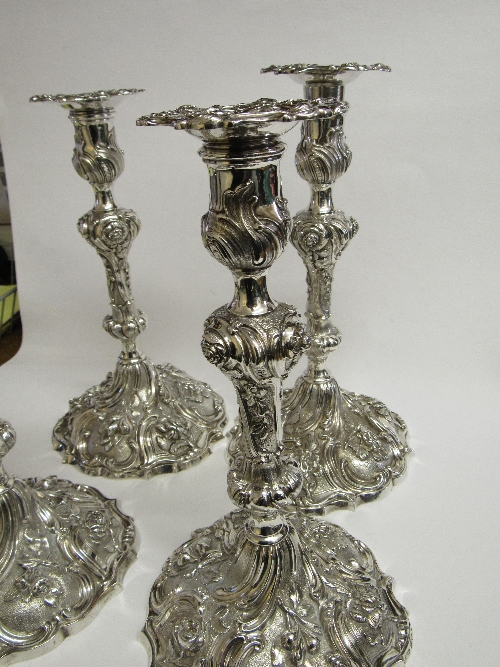 A set of 4 solid silver Georgian candlesticks by William Brown, London 1827, highly repousse - Image 6 of 6