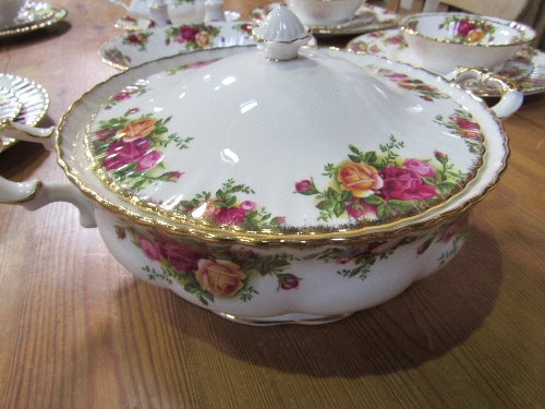 Qty of Royal Albert 'Old Country Roses' dinner ware, approx. 30 pieces. Estimate £100-120. - Image 5 of 5