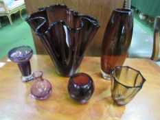 6 pieces of dark red coloured glass ware. Estimate £20-30.