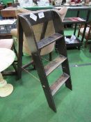 Vintage wooden 3 step ladder, 91cms height. Estimate £20-40.