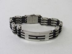 Henley's men's 2 tone link bracelet in Pandora box. Estimate £10-20.