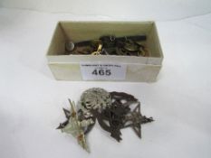 Qty of military cap badges & buttons. Estimate £20-40.