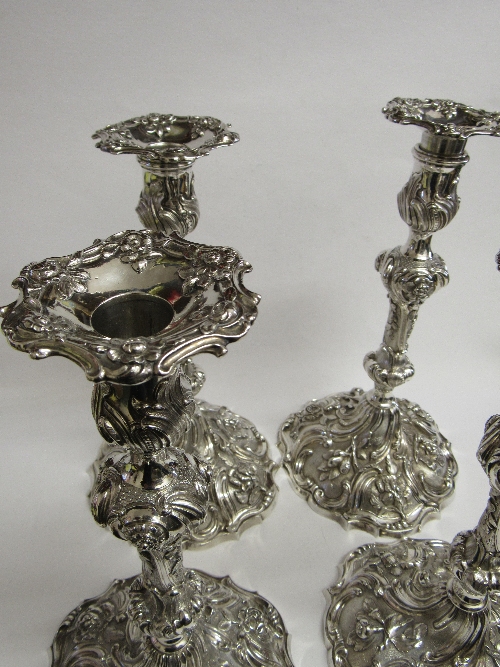 A set of 4 solid silver Georgian candlesticks by William Brown, London 1827, highly repousse - Image 5 of 6