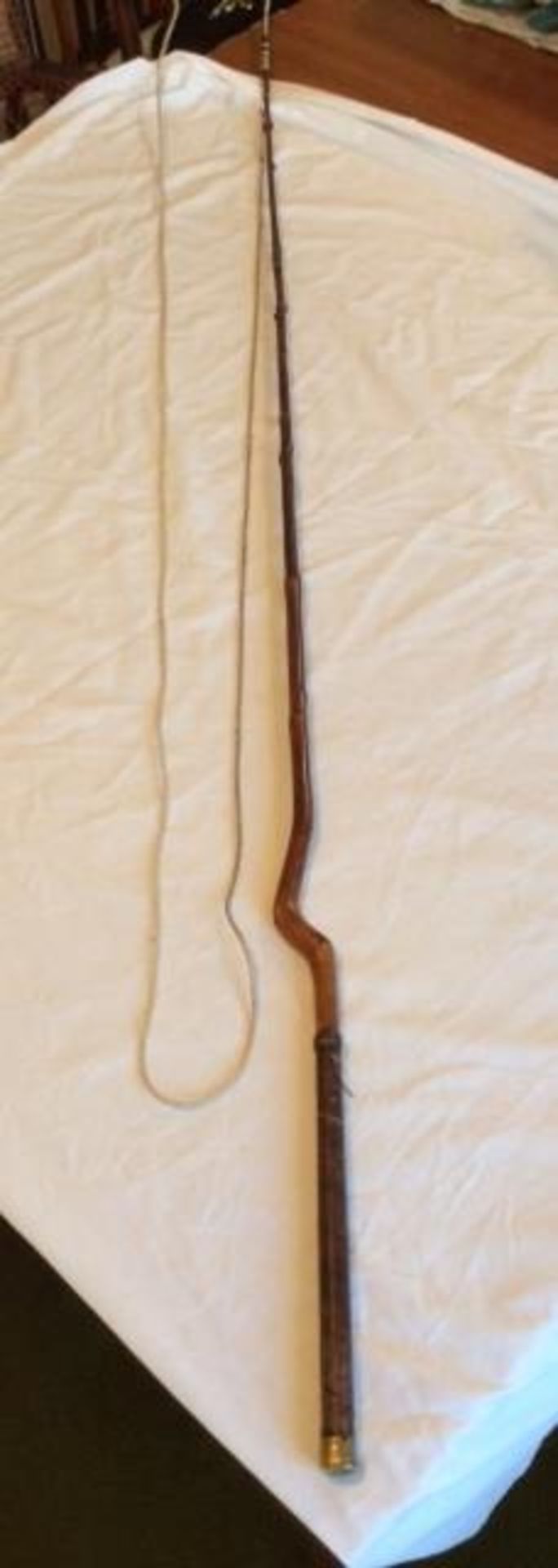 Dog leg coaching whip with spiral leather handle. Approx. 5ft long (view in security pen)