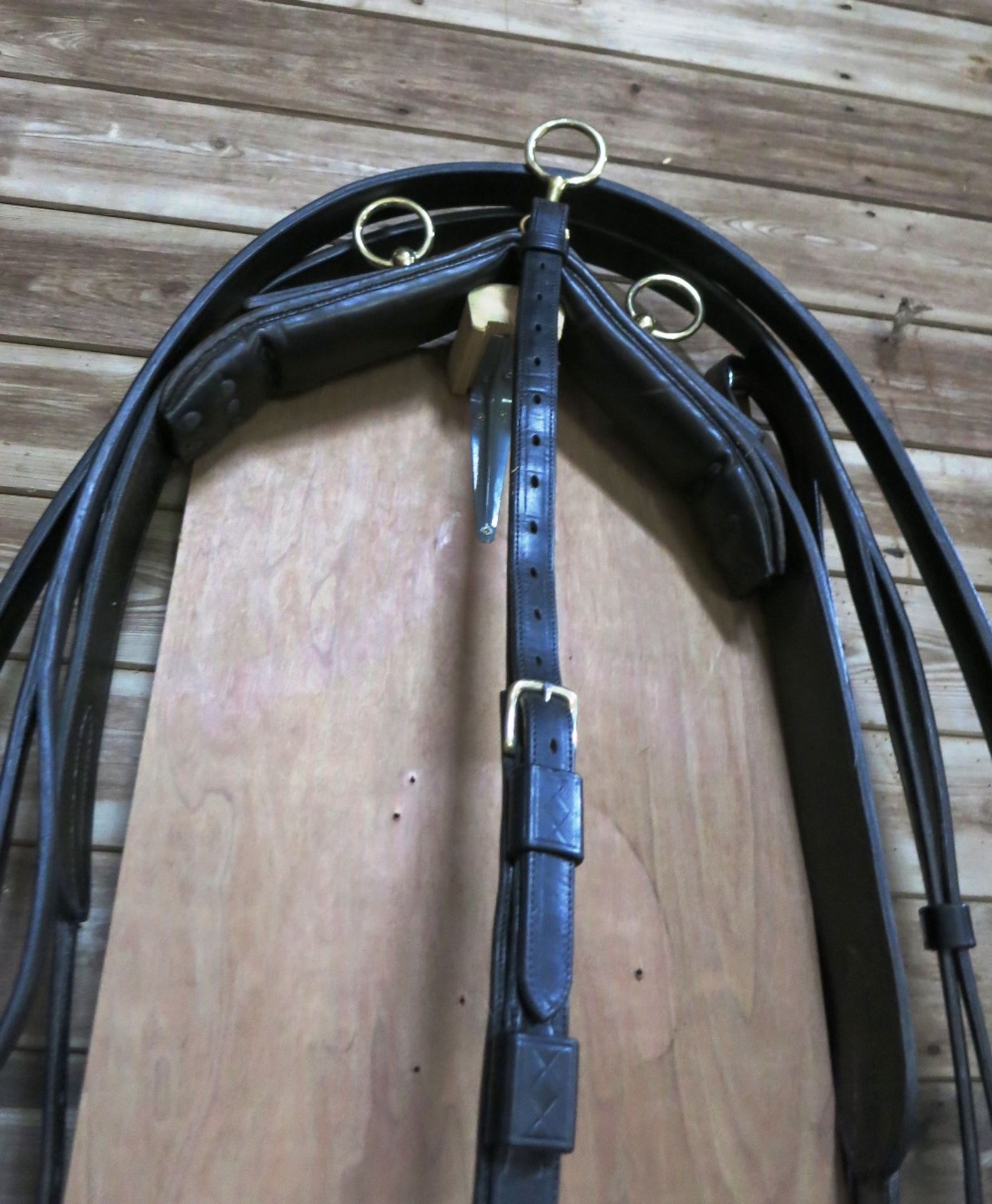 An exceptional complete TEAM set of black/patent leather/brass full size harness, the tan coloured - Image 4 of 6