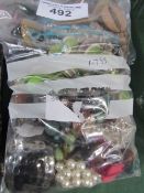 Bag of costume jewellery. Estimate £10-20.