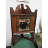 Small dark oak corner wall cupboard with mirrored door. Estimate £20-30.