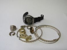 A qty of costume jewellery & a Casio man’s wristwatch. Estimate £10-20.