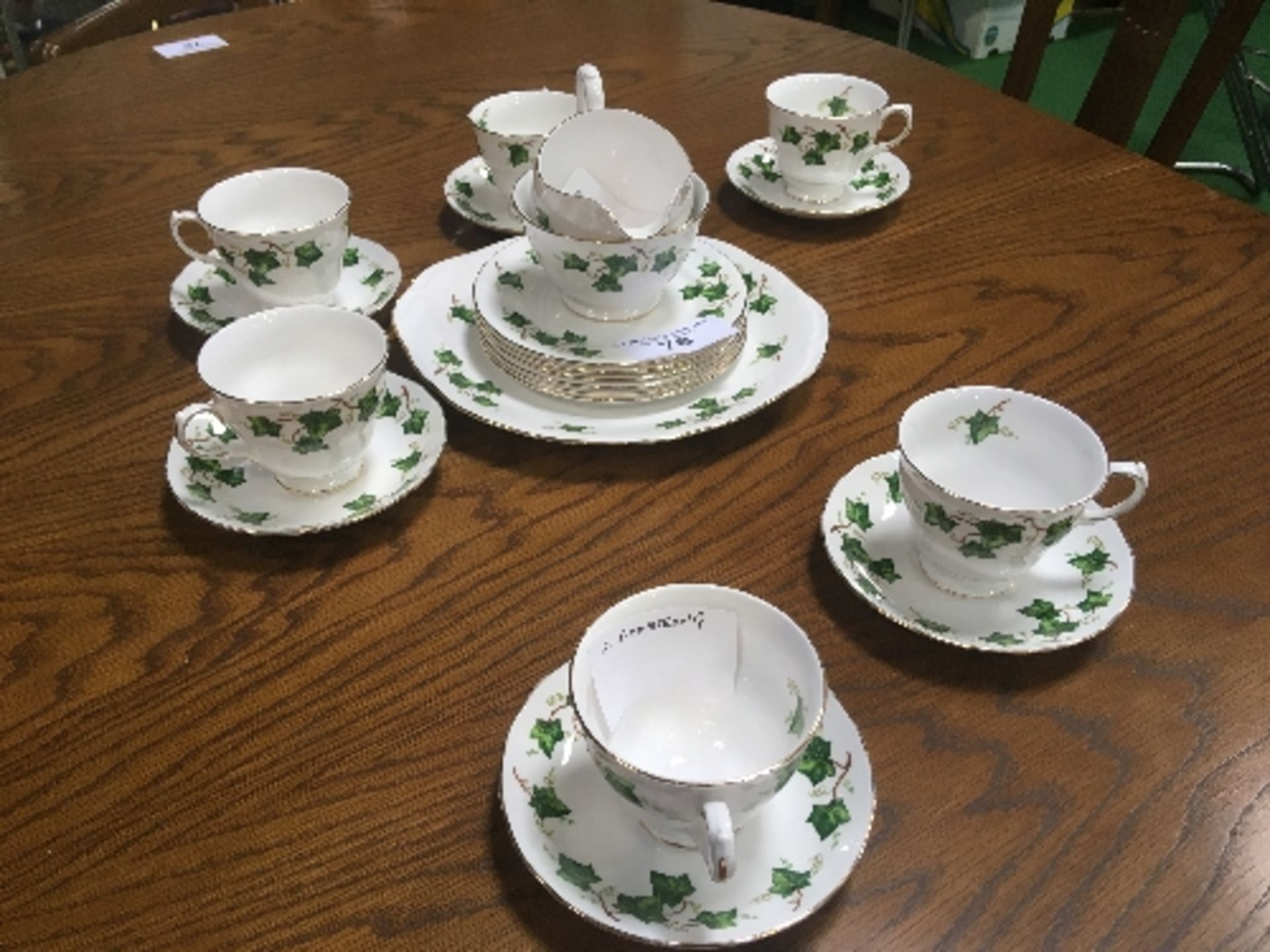 Colclough ivy leaf vintage tea set, 21 pieces. Estimate £30-40.