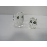2 Swarovski crystal glass owls, (med a/f) & small on plinth. Estimate £10-20.