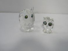 2 Swarovski crystal glass owls, (med a/f) & small on plinth. Estimate £10-20.