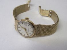 Longines lady's wristwatch in 9ct gold case & chain link strap, automatic date aperture, going