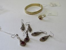 18ct rolled gold bangle; gold coloured red & white stone ring & 3 pairs of silver earrings. Estimate