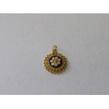 24ct gold & enamel South African pendant. Estimate £100-120.