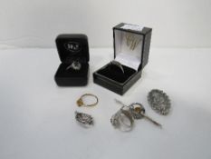 3 rings & a qty of silver items. Estimate £25-35.