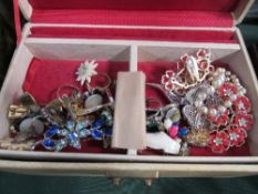 Large collection of costume jewellery. Estimate £20-30.