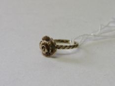 9ct gold floral ring, size M. Estimate £20-30.