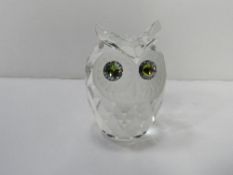 Large Swarovski crystal glass owl, 7cms. Estimate £20-30.