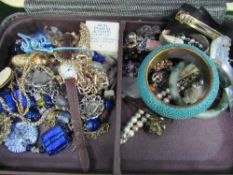 Vintage vanity case of costume jewellery. Estimate £10-20.