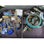 Vintage vanity case of costume jewellery. Estimate £10-20.