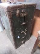 Wardrobe trunk by The Beals & Selkirk Trunk Co. Michigan USA. Estimate £10-20.