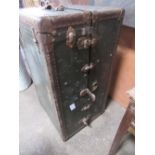 Wardrobe trunk by The Beals & Selkirk Trunk Co. Michigan USA. Estimate £10-20.