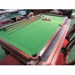 Slate bed table top snooker table with balls, cues & scoreboard. Estimate £40-50.