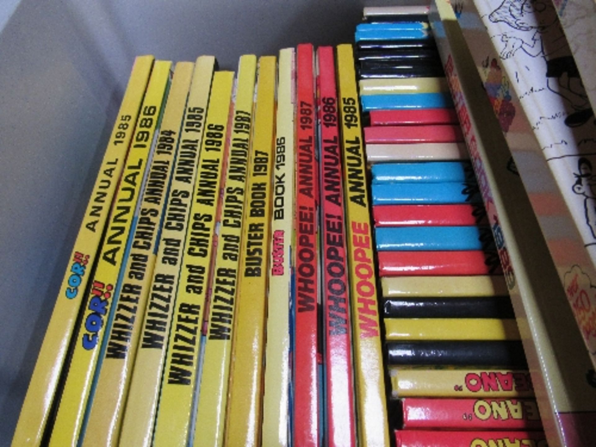 Box of 44 comic annuals - Image 3 of 3